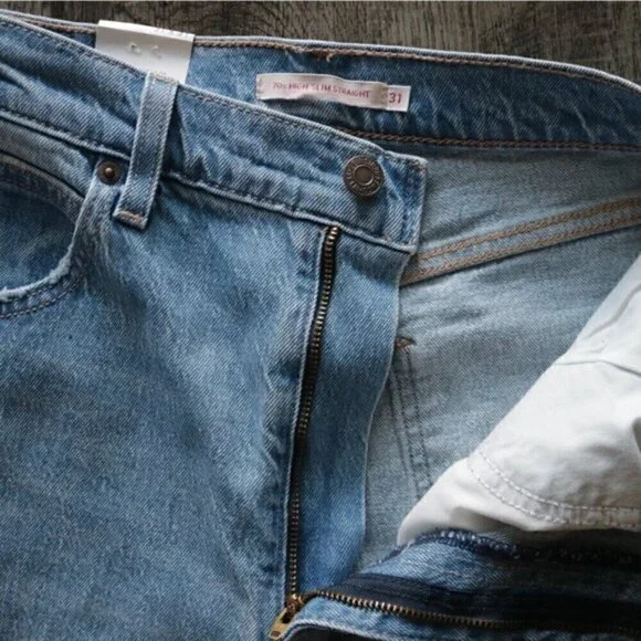 NWT Levis 70's High Rise Slim Straight Leg Light Blue Wash Jeans Size 31 - Picture 7 of 12